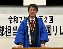 セリ終了後にあいさつに立つ篠原部会長