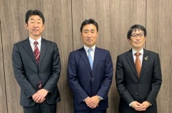 左からＮＡＫ後藤常務、オークスモビリティ市川社長、北口会長（トヨタユーゼック社長）