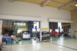 敷地内にサービス工場を構える