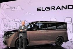 日産は次期「エルグランド」を初披露し国内販売の立て直しを意識した展示