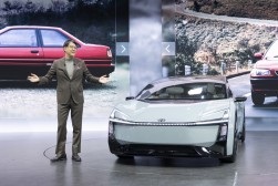 トヨタ・ダイハツブリーフィングは佐藤社長が行った（写真のコンセプトカーは「カローラコンセプト」