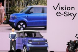 スズキは鈴木社長がブリーフィングを行い「Ｖｉｓｉｏｎ　ｅ‐Ｓｋｙ」を披露