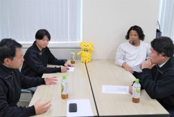 メンバー４人で動画内容などの打合せ