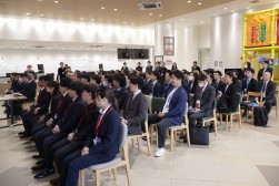 大会前の説明を受ける各社の代表ら