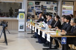 真剣なまなざしの審査員