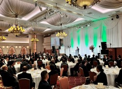 参加者が新会場完成を盛大に祝った