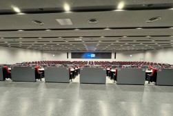 ゆるやかな傾斜で見やすく移動しやすいポス席