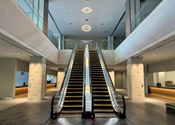 エントランス正面にエスカレーター