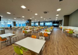 壁面がガラスで開放感あふれる食堂