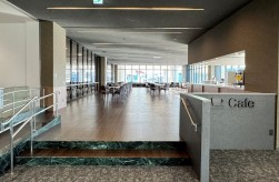 ゆったりくつろげるカフェ