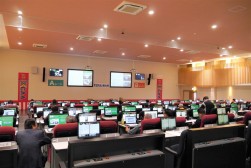 セリ会場はほぼ満席