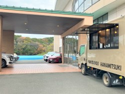 会場玄関前にはぜんざいのキッチンカー