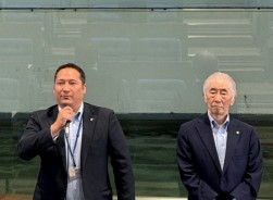 笠原副理事長（左）が全7支部を代表してあいさつ