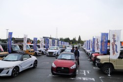 大型商業施設などで行う中古車フェアもＳＮＳを活用した告知に変化（写真はオールグッドキャラバン２０２５）