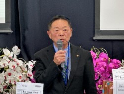 塚田理事長があいさつ