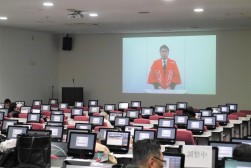 セリ前には久野社長の年頭あいさつが動画配信された