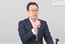 セリ前にあいさつを述べる新井会場長