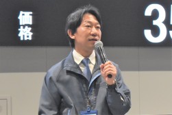 セリ前にあいさつを述べる瀬田社長　