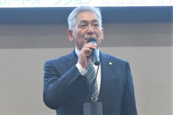 あいさつを述べる相宮理事長
