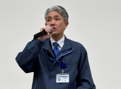 三上執行役員東京会場長が初荷で新年のあいさつに登壇