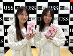 USS東京初荷AA恒例の「赤福」を手にするUSSガールズ
