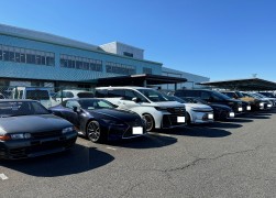 会場前に並ぶ出品車