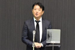 セリ前にあいさつを述べる炭竈取締役