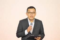 大峰統括部長が新年のあいさつを述べた