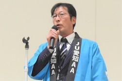 セリ前にあいさつを述べる加藤理事長