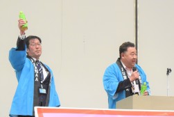 森川実流通委員長の発声で乾杯が行われた