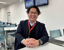 笑顔で抱負を話す日野会場長