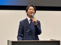 瀬田社長が新会場グランドオープンのあいさつに登壇