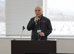 あいさつに立つ森会場長