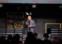 大会冒頭であいさつに立つ早川社長