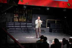 乾杯あいさつする中村会長