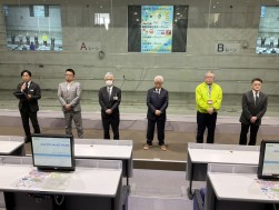 理事が登壇し、平賀事務局長が新年の挨拶を行った