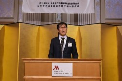 あいさつを述べる加藤会長・理事長