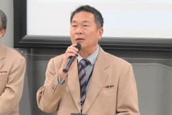 セリ前にあいさつを述べる加藤青年部OB会会長