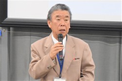 あいさつを述べる萩原理事長