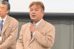 あいさつを述べる貫名流通委員長