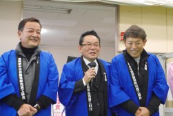 左から杉本流通委員長と富川理事長、中野金融委員長