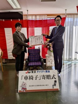 社会福祉法人竹恵会　特別養護老人ホームけんちの里に角田青年部理事（右）が目録と車いすを贈呈