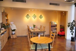 カントリー調の家具が並ぶ温かみのある店内