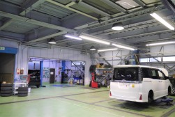 整理整頓され綺麗なサービス工場内