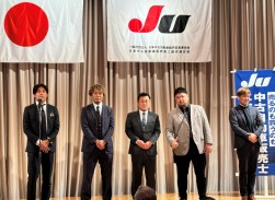 澁谷部会長（左端）が呼び掛け青年部が登壇