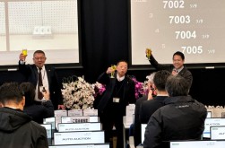 JU群馬の神宮部会長（右）が乾杯の発声