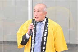 セリ前にあいさつを述べる奥村理事長