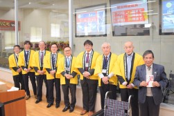 恒例となった車椅子１０台を寄贈