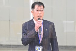 来賓を代表してあいさつを述べるＪＵ中部・加藤検査委員長
