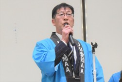 セリ前にあいさつを述べる加藤理事長